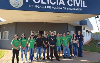 Alunos de escola estadual visitam Delegacia da Polícia Civil e conhecem a rotina policial