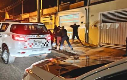 Ação de reforço da polícia descobre tráfico de drogas em bar