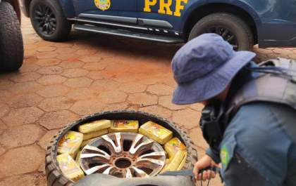 PRF apreende 51,2 Kg de cocaína no estepe de uma caminhonete em Campo Grande