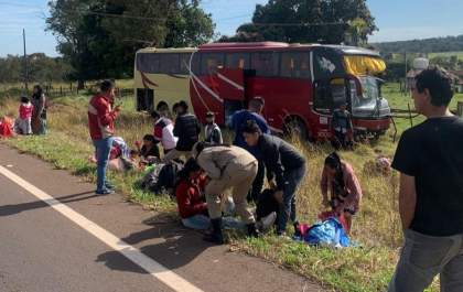 Acidente entre ônibus de turismo e carreta deixa feridos entre Bataguassu e Santa Rita do Pardo