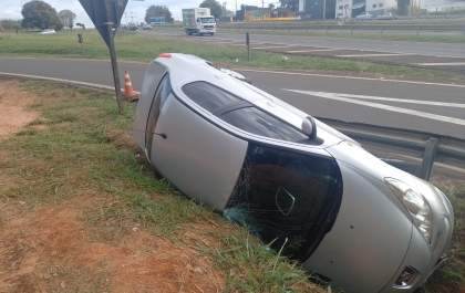 Carro cai em canaleta no acesso à Rondon