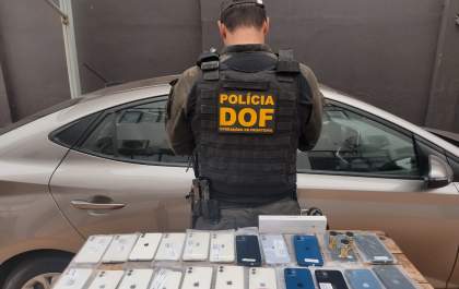 DOF apreende anabolizantes e celulares amarrados ao corpo de um homem