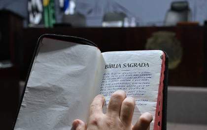 MP pede à Câmara de Araçatuba que informe sobre cumprimento de decisão que proíbe leitura bíblica no início das sessões