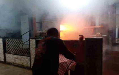 Incêndio em Churrascaria ao Lado de Hospital coloca vidas em risco