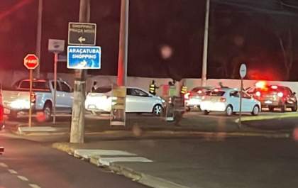 Mulher é detida acusada de agredir policial durante blitz