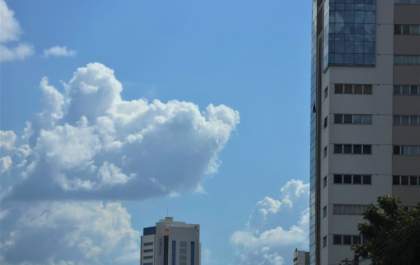 Tempo quente e seco estão previstos para domingo de sol e poucas nuvens