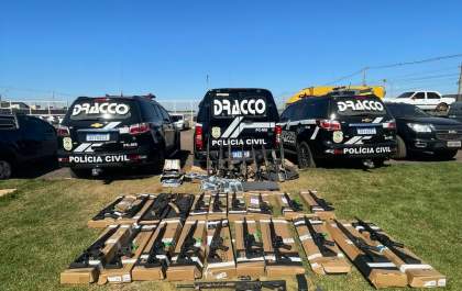 Fuzis, pistolas, espingardas e carregadores são apreendidos em operação