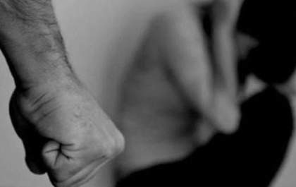 Marido golpeia com facão a mulher e o filho
