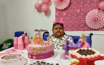 Três-lagoense Ellisy Vitória ganha festa de aniversário surpresa no hospital
