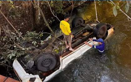 Caminhonete cai de ponte e deixa dois mortos em Ribas do Rio Pardo
