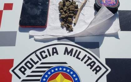 Polícia Militar detém desocupado com maconha e celular furtado