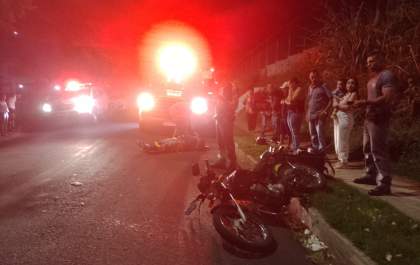 Entregador fica ferido ao bater moto de frente com carro