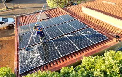 Precisa limpar seu painel solar? Conte com a BR4 Energia para uma limpeza segura