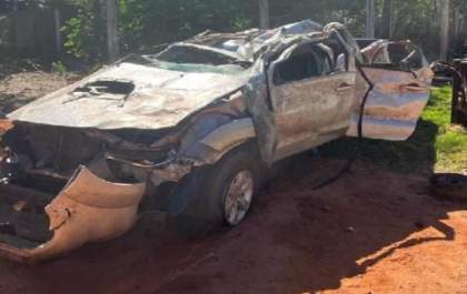 Caminhonete capota na BR-262 depois de ser fechada por carreta