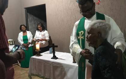 Idosa celebra 100 anos com bênção
