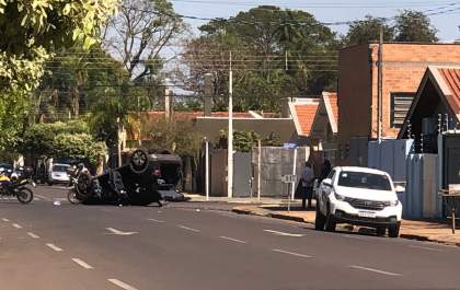 Motorista fica presa às ferragens após capotamento no bairro da Lapa