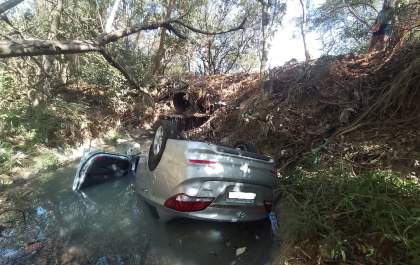Mulher morre ao cair com carro no córrego dos Espanhóis em Araçatuba