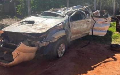 Filho de empresário capota camionete na BR-262 ao ser fechado por carreta