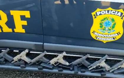 Armamento ilegal é apreendido em veículo de aluguel