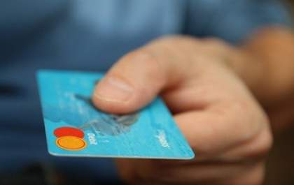 Queda da taxa Selic reduz juros de financiamentos, cheque especial e cartão de crédito