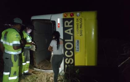 Ônibus com trabalhadores tomba após bater em picape entre Brejo Alegre e Buritama