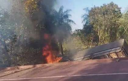 Carreta perde o controle e pega fogo na BR-262 em direção a Campo Grande