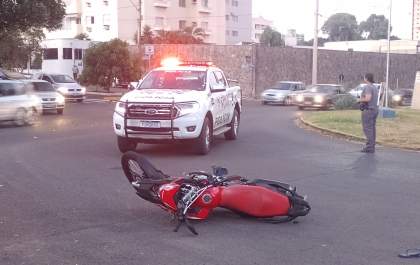 Morre motociclista atingido por picape na rotatória da Saudade com a Pompeu