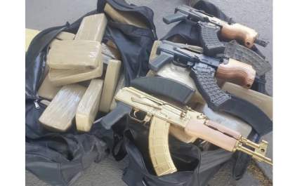 Ação conjunta prende homem com 3 fuzis e 100 tijolos de cocaína