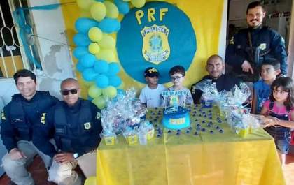 PRF celebra aniversário de menino fã da instituição