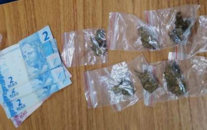Jovem é preso pela Guarda Municipal ao ser flagrado com maconha na praça do Guanabara