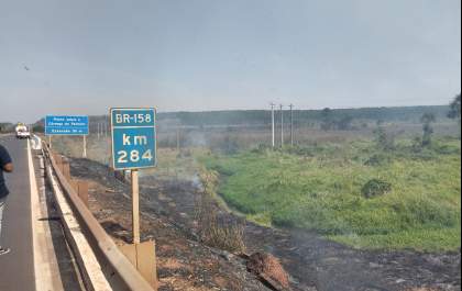 Incêndio nas margens da BR-158 está consumindo a pastagem local