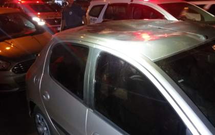 Casal danifica teto de carro e mulher xinga policial