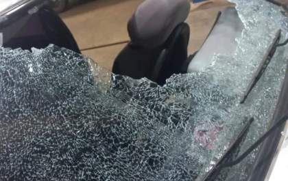 Possível assalto: Veículo tem avarias após uma pedra acertar o vidro