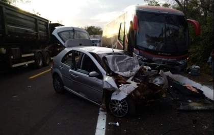 Motorista de carro morre depois de colisão com ônibus em trecho da BR-262