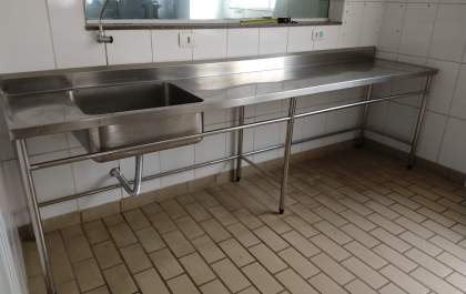 Mulher é presa com forno industrial, estufa e bancada furtados