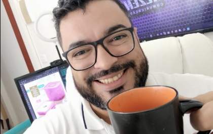 Familiares e amigos se despedem de Paulo Rezende