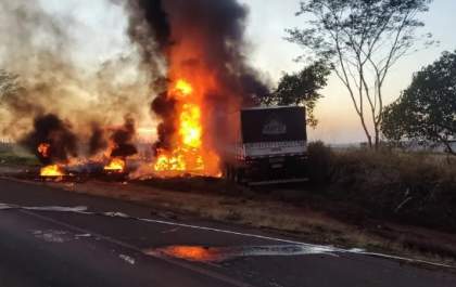 Motorista morre em colisão entre caminhonete e caminhão