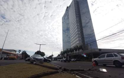 Carro é atingido na traseira e derruba poste na avenida Brasília