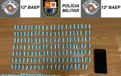 Polícia Militar prende homem acudao de tráfico de drogas