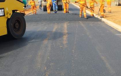 Distrito de Vicentinópolis recebe asfalto para prolongamento de avenida&nbsp;