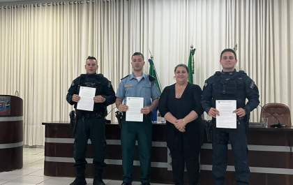 Policiais recebem Moção Honrosa por ato heróico ao salvar mulher de casa em chamas