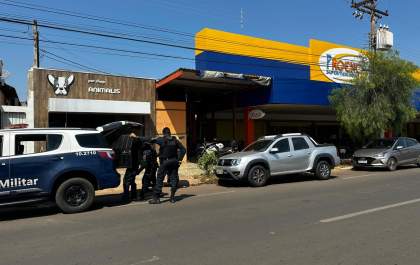Homem embriagado causa transtornos em estabelecimento comercial