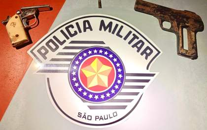 Adolescente surpreendido na rua com duas armas de fogo em sacola