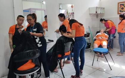 Mulheres em cumprimento de pena recebem capacitação em técnicas de cabeleireiro