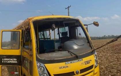 Ônibus com 22 estudantes capota durante transporte na área rural