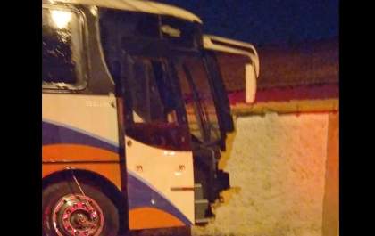 Ônibus da Prefeitura de Araçatuba bate em muro de residência em Boituva