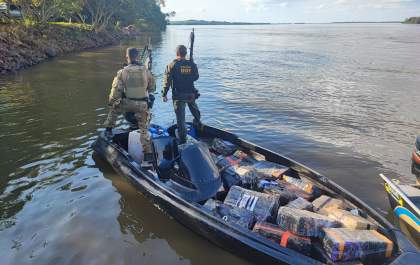 Operação conjunta entre DOF e PF resulta em lancha apreendida com mais de uma tonelada de drogas no Rio Paraná