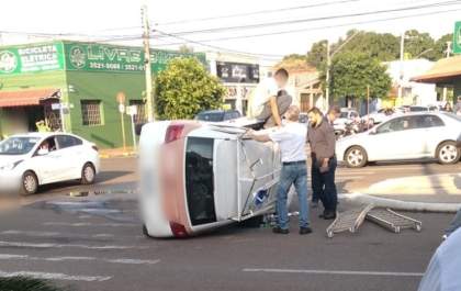 Veículo capota após sinistro em cruzamento