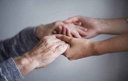 Parkinson: problemas intestinais podem ser sinal precoce da doença. Entenda sobre com os médicos da Cassems