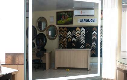 Espelho com LED embutido transforma a atmosfera do ambiente! Saiba mais com a equipe da Vidromit